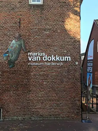 Zijgevel van het Marius van Dokkum Museum in Harderwijk (2018)