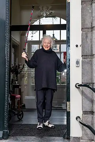 Marjan Berk voor de deur van het Occo Hofje - Fotograaf Koen van Assema