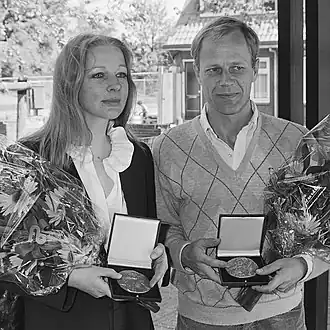 Marjon Brandsma (hier met Joop Admiraal) ontvangt de Theo d'Or (1982)