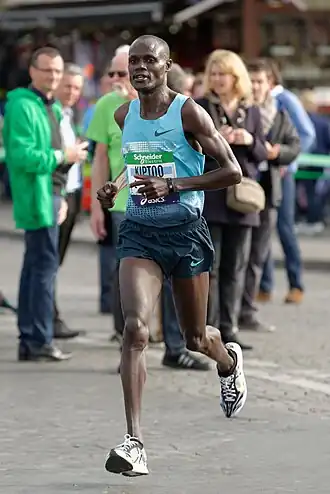 Mark Kiptoo op weg naar een negende plaats bij de marathon van Parijs in 2014.