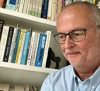 Mark Nelissen met enkele van zijn werken