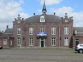 Vrijstaand raadhuis met schoolgebouw