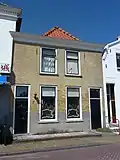 Huis met lijstgevel. Twee voordeuren