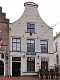 Huis met ingezwenkte halsgevel