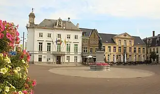 Markt met stadhuis, Huis De Katholieke Kring en Egmontstandbeeld