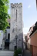 Veertiende-eeuwse toren naast deze kerk