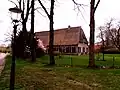 Boerderij in ambachtelijk-traditionele stijl met bestraat erf