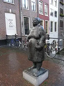 Koopvrouw (1976) op de Vismarkt, Utrecht