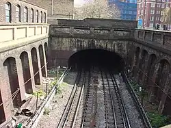 De plaats van de vroegere perrons bij Marlborough Road.