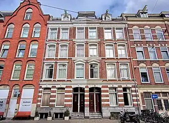 Marnixstraat 327-329 (juni 2017) Links gereinigd, rechts niet