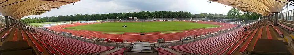 Panorama van het Marschweg-Stadion met één verdwaalde fan