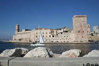Zicht op het fort vanaf de zuidzijde van de haveningang