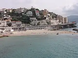 De weg met het strandje Plage du Prophète