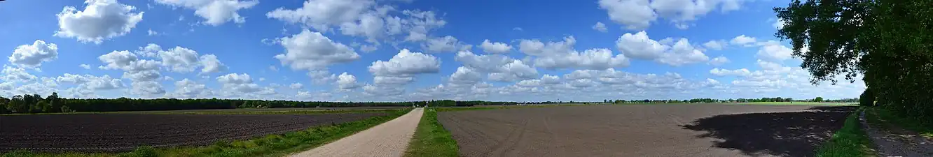 Bij overweg van de Veluwsche Stoomtrein Maatschappij, ten oosten van Beekbergen
