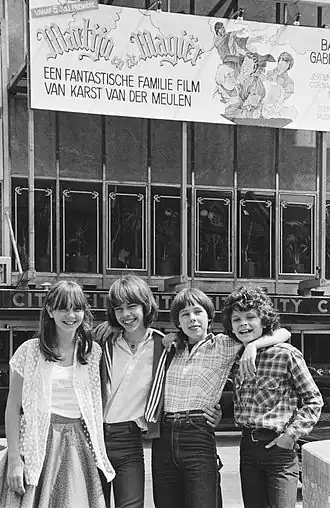 Gabriëlse (tweede van links) bij de première van "Martijn en de Magiër" in het City-theater te Amsterdam