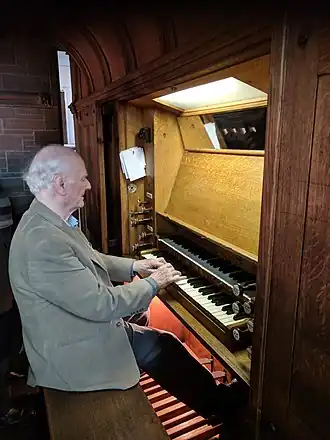 Martin How op een orgel in Liverpool (2018)