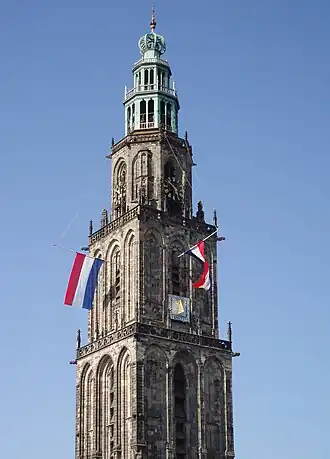 De vlag halfstok tijdens de Nationale Dodenherdenking