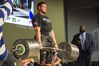 Martins Licis voert een zware deadlift uit in 2017