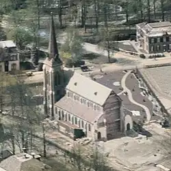 De kerk tijdens de vergroting in 1924. Het priesterkoor en achterwand zijn afgebroken om plaats te maken voor de extra travee, het transept en het nieuwe koor.