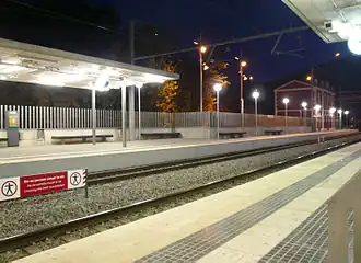 De sporen van station Martorell bij middernacht