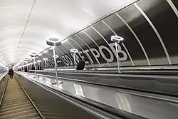 De roltrappen tussen hal en perron.