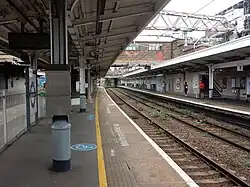 Sporen en perrons van de Elizabeth Line gezien uit het westen.