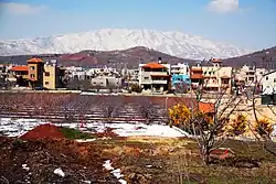 Het Druzische dorp Mas'ade met op de achtergrond de Hermon
