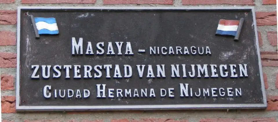 Plaquette aan de muur van een woning aan de Masayalaan