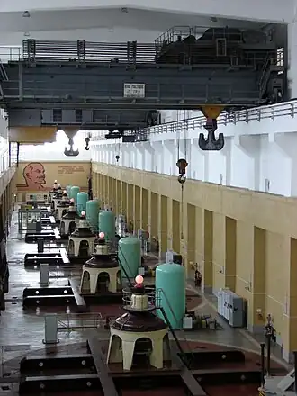 Turbinehal van de waterkrachtcentrale