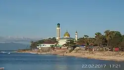 Moskee gelegen aan de kust van Stad Kupang, 2017.