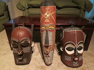 Beschilderde maskers uit Congo