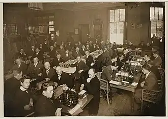 Foto gemaakt tijdens de massakamp tussen S.C. Max Euwe en TAVENU ter ere van het 5-jarig bestaan van TAVENU. S.C. Max Euwe won deze confrontatie met 18-12.[1]