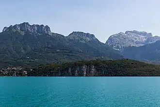 Het Massif des Bornes gezien vanop het Meer van Annecy
