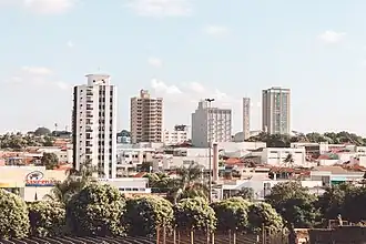 Uitzicht op de hoogbouw en de toren van de katholieke kerk Senhor Bom Jesus in Matão
