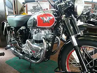 Matchless G9 (500&nbsp;cc tweecilinder) uit 1951. De velgen waren nog steeds niet helemaal verchroomd. Dat gebeurde pas vanaf 1958.