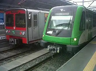 Twee metro's op het station Gamarra, rechts een Alstom en links een AnsaldoBreda