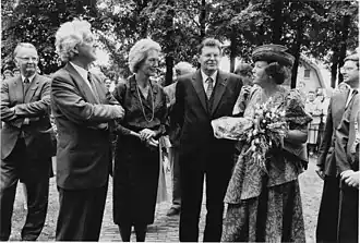 Matty de Bruijne (in de midden) met koningin Beatrix in 1988