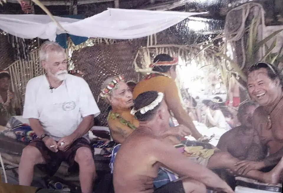 Chief Miko masseert de voeten van Mau Pailug
