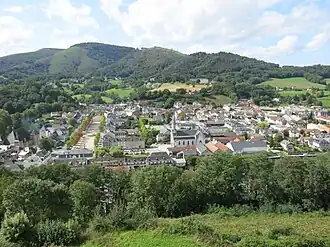 Gezicht op Mauléon-Licharre vanaf het fort
