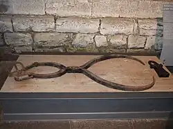 Een steenschaar, om steen aan de buitenzijde te klemmen, en een wolf