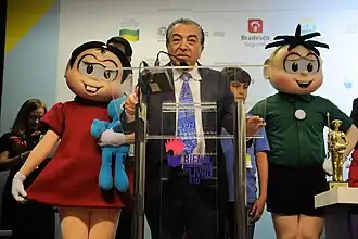Mauricio de Sousa met twee acteurs gekleed in Mônica- en Cebolinha-kostuums (2015)