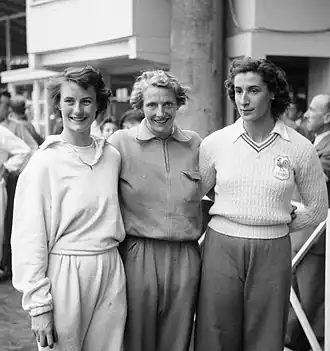 Maureen Gardner, Fanny Blankers-Koen en Micheline Ostermeyer (rechts) bij de EK in 1950.