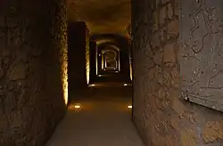 De gangen in de puzzolaangroeve zijn toegankelijk gemaakt voor bezoek.