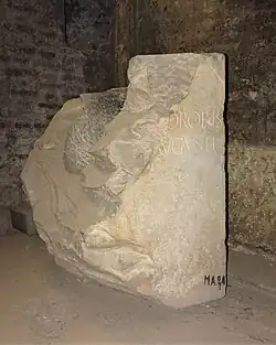 Marmerblok voor asurne, met de inscriptie "van de zuster van Augustus".