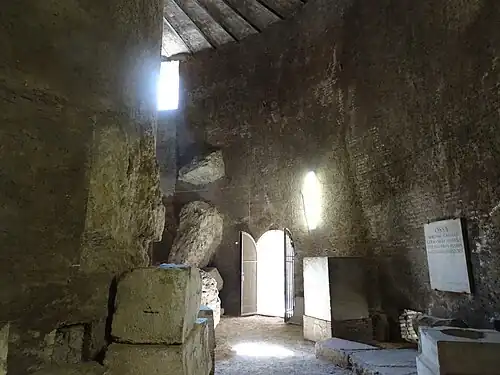 In de binnenste ringmuren van het mausoleum.