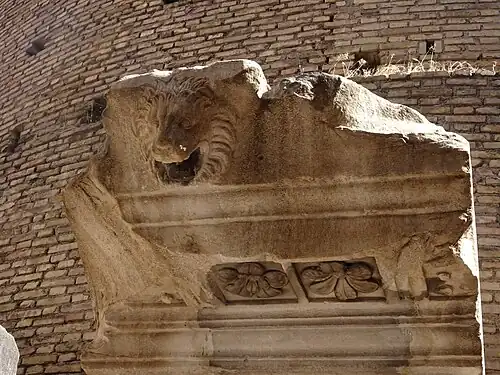 fragment van kroonlijst met spuier