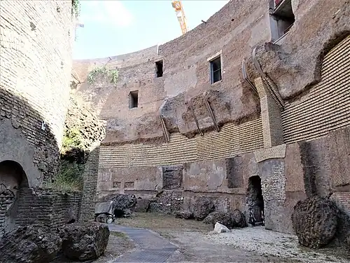 De zone die is vrijgemaakt tussen de 5de (buitenste) ringmuur en de 3de ringmuur.