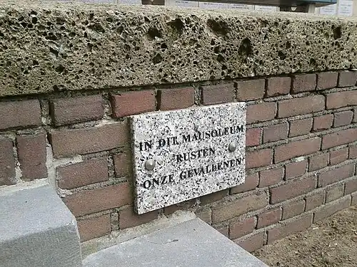 "In dit mausoleum rusten onze gevallenen"
