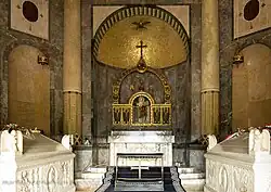 Interieur. De kist van Franziska Hablawetz naast die van Dionysius Andrássy.