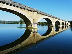 De spoorwegbrug van Mauzac over het stuwmeer